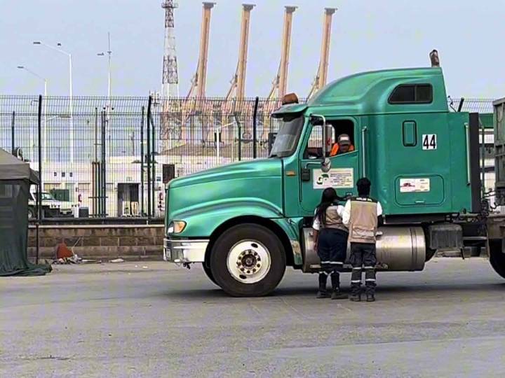 Por megabloqueo, suspenden operaciones en aduana de Manzanillo