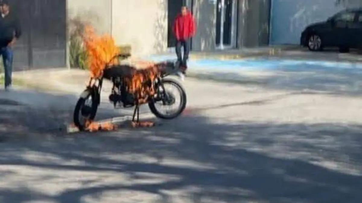 Se incendia motocicleta en la colonia Tresguerras; fue una falla mecánica