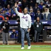 Trump pardons three-time World Series champ Strawberry