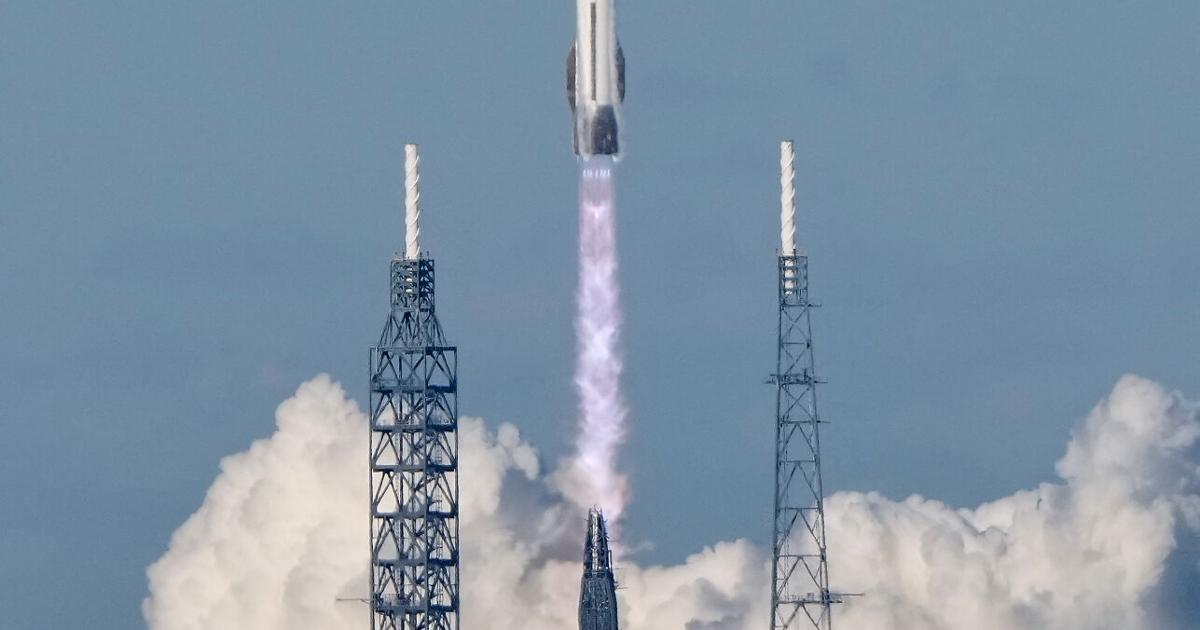 Blue Origin launches huge rocket carrying twin NASA spacecraft to Mars