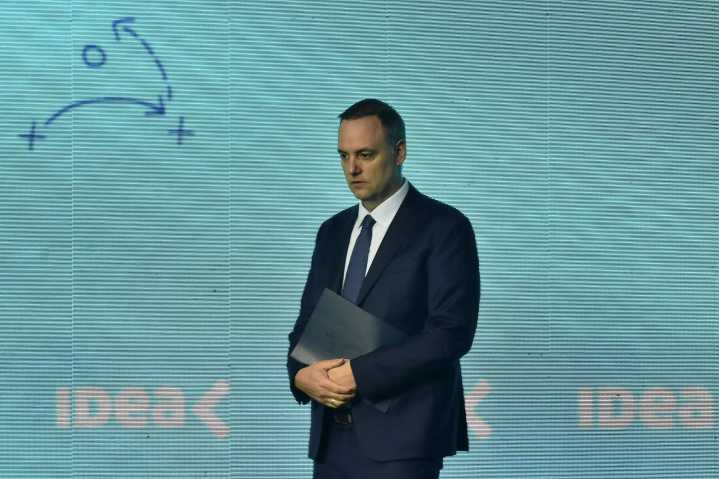 Adorni a toda maquina: con la hoja de recortes en mano, el nuevo jefe de Gabinete se reunió con los ministros