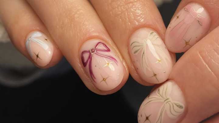 8 ideas de uñas navideñas elegantes que son mejores que las clásicas 'french nails'
