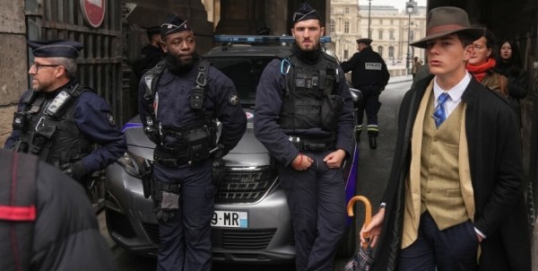Conoce al adolescente detrás de la foto misteriosa del Louvre