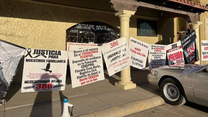 Exige colectivo justicia con mantas al exterior de la funeraria Protecto Deco de Ciudad Juárez