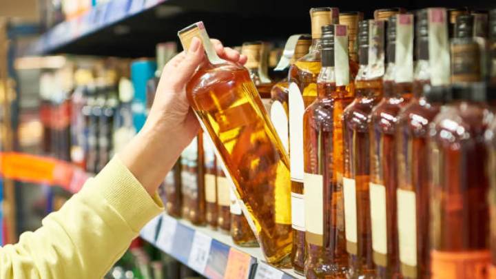 Detienen a un hombre que robaba alcohol de primeras marcas en supermercados de Zaragoza