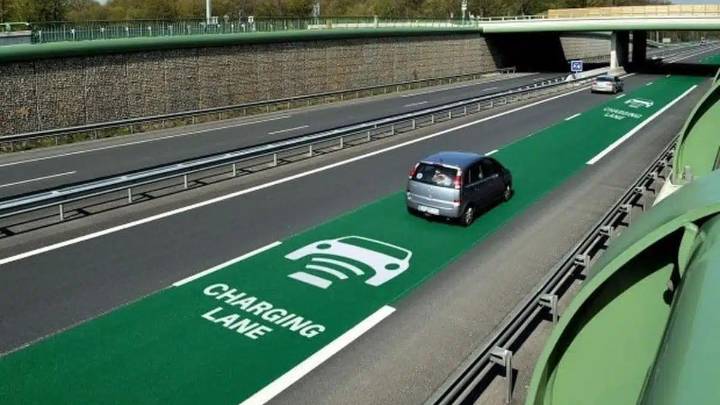 Así son las autopistas que recargan los coches eléctricos mientras circulan