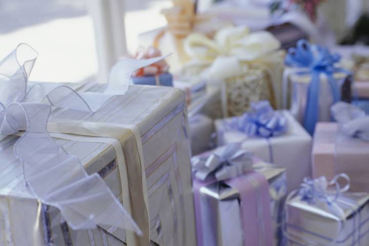 Woman Annoyed That Husband Gave Co-Worker $300 Wedding Gift Despite Not Being Invited