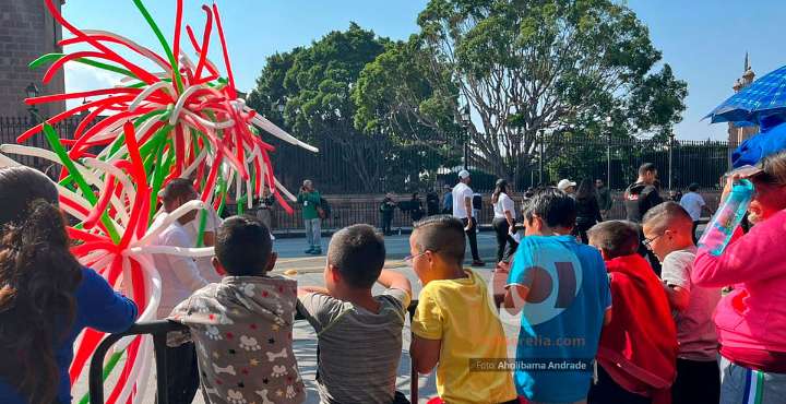 “Lo importante es venir y apoyar”: familias morelianas animan el desfile del 20 de noviembre