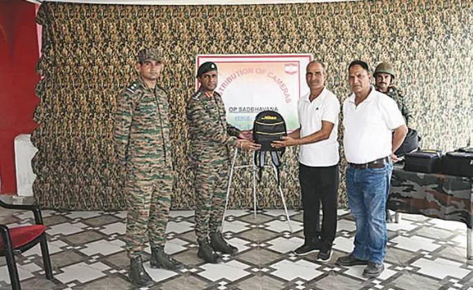 Army conducts photography workshop in Rajouri village