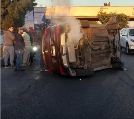 Volcadura en Salvador Nava; conductora sale ilesa