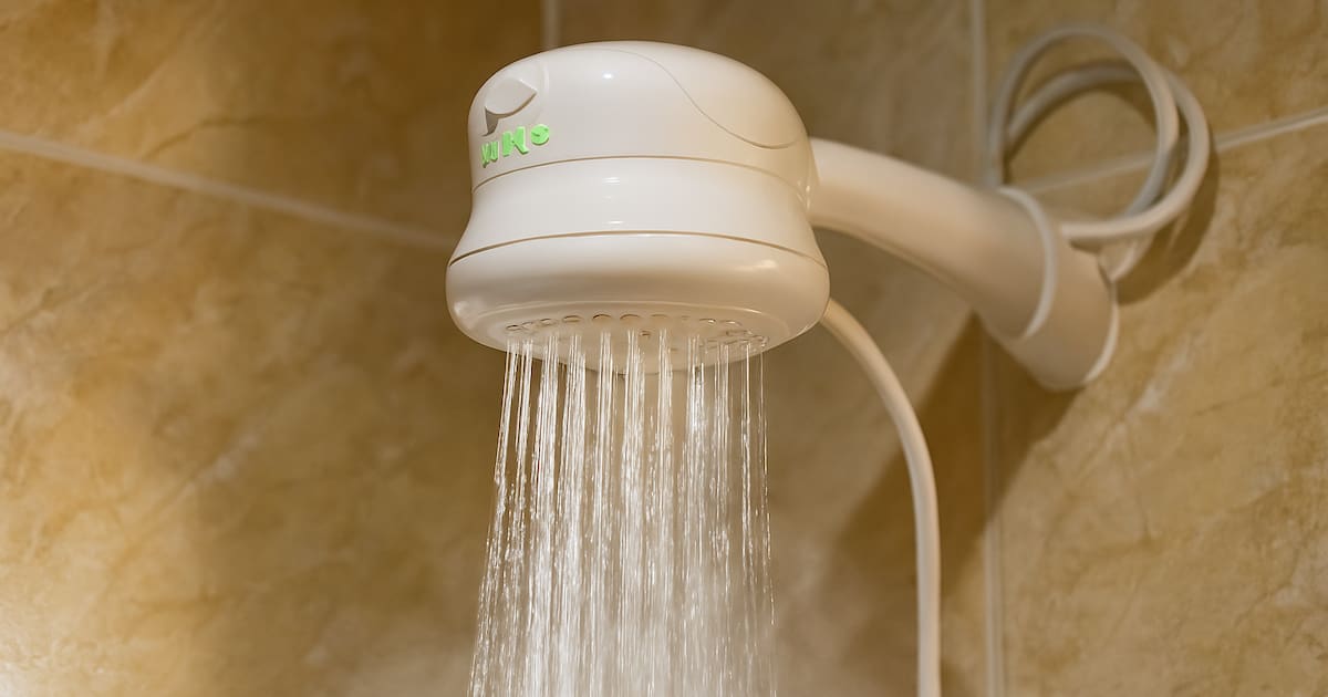 Muere hombre de 72 años tras sufrir quemaduras con agua hirviendo en la ducha de un hotel en California: familia demanda por negligencia