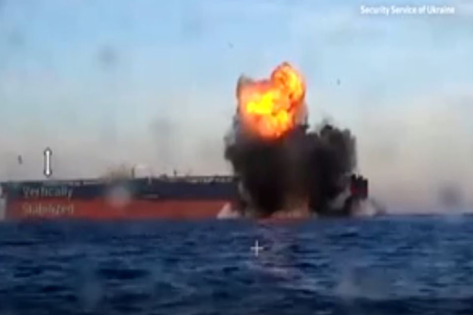 Ucrania ataca con drones navales dos petroleros de la «flota sombra» rusa