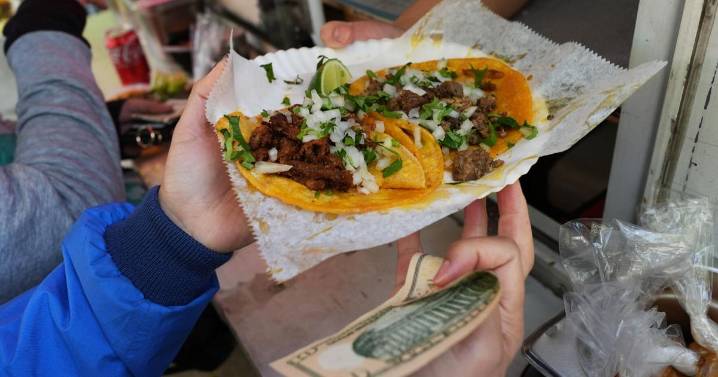 'A day without fear': Chicagoans buy out street vendors amid immigration crackdown