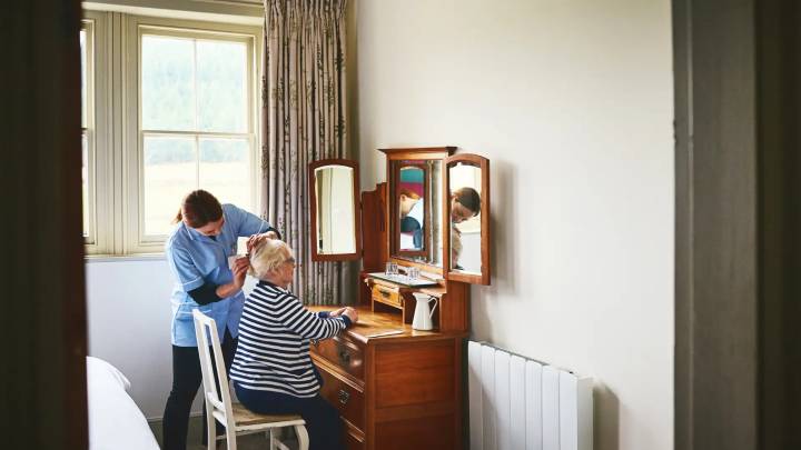 El papel invisible de las cuidadoras principales