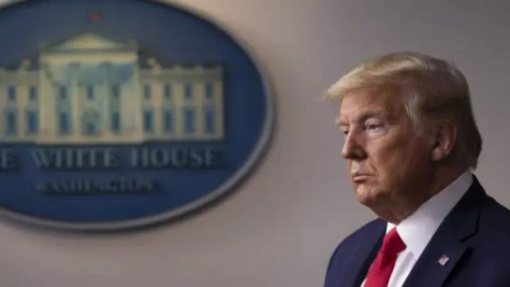 El Presidente Trump se autodenomina "Rey Trump" en una imagen viral