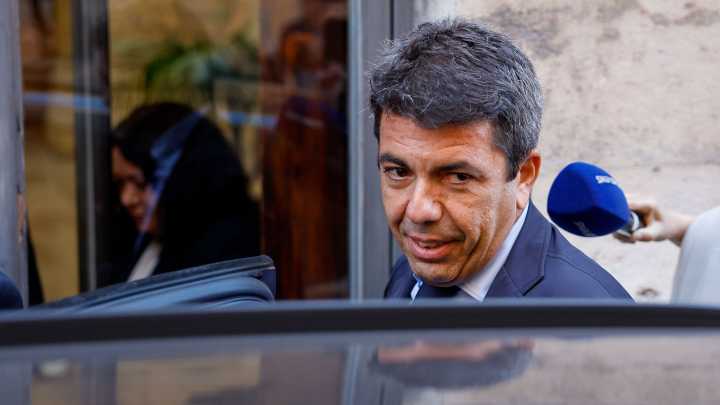 Mazón asegura que fue a pie directo del aparcamiento al Palau sin hacer paradas y que no estuvo ilocalizable