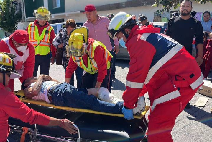Saltillo: ignora el alto y arrolla a motociclista en la Guayulera; mujer es detenida (video)