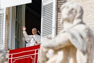 El papa acude al cementerio de Roma para rezar por los muertos de los que nadie se acuerda