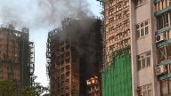 Ascienden a 128 los muertos por el gran incendio de un complejo de rascacielos en Hong Kong