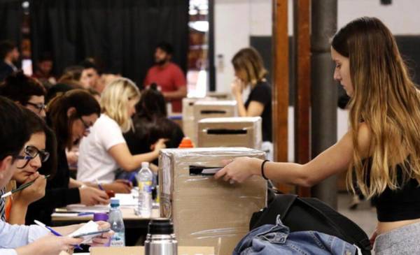 Votan los alumnos de la UNLP: más de 100 listas, debut libertario en varias facultades y foco en Psicología y Medicina