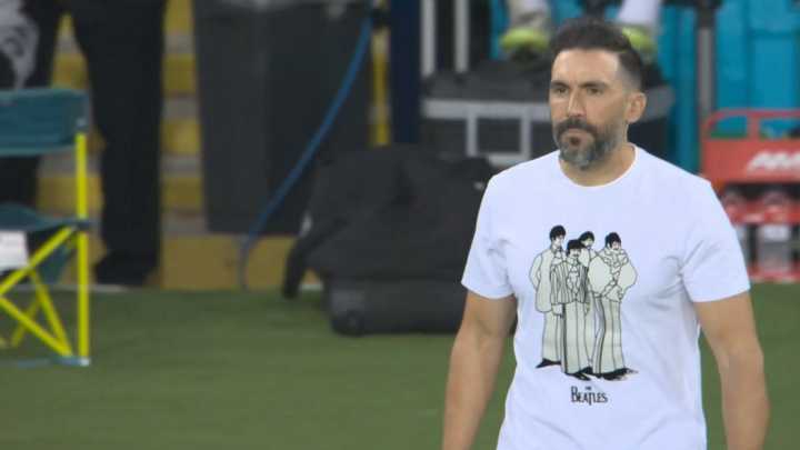 El entrenador del Elche Eder Sarabia (44 años) sorprendió con una camiseta de los Beatles durante el partido contra el Barça en Montjuic