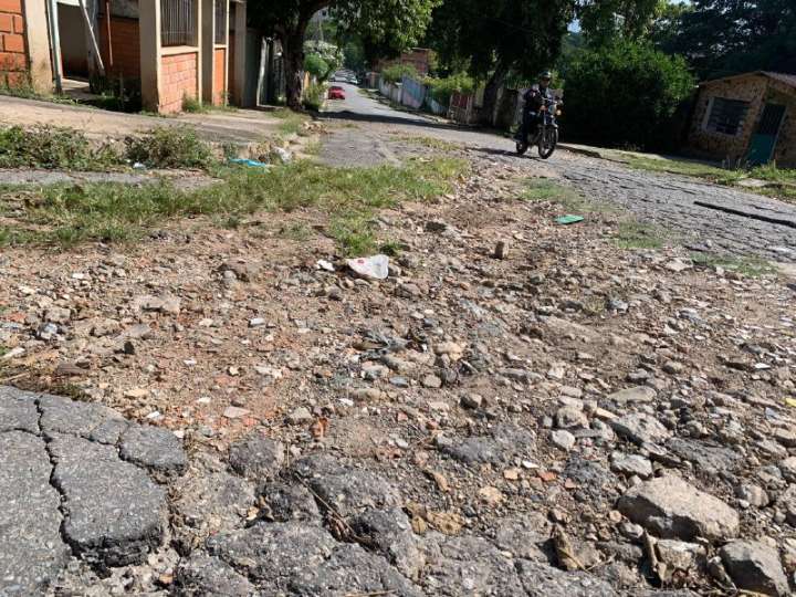 Vecinos denuncian deplorable estado de la calle Bolívar