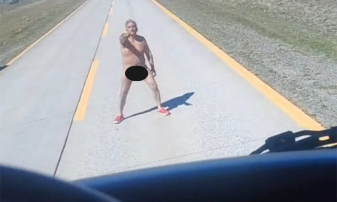 Un eufórico hombre desnudo pasó horas lanzándose sobre  vehículos en movimiento en ruta a Monte Aymond