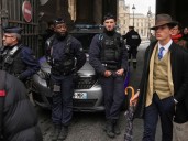 El joven del sombrero al descubierto: el "detective" de la foto misteriosa tras el millonario robo al museo del Louvre