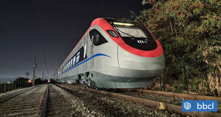 Tren de pasajeros atropella a dos personas a la altura de Maule: hay un muerto