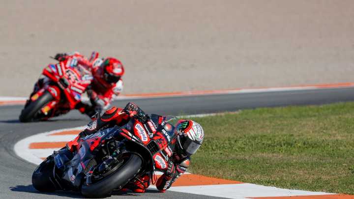 Quinta "pole" de la temporada para Bezzecchi y otro desastre de Bagnaia