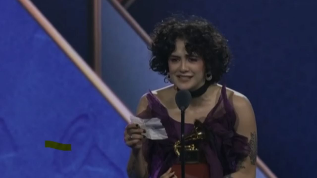 RENEE, cantante regia, gana grammy a mejor canción rock