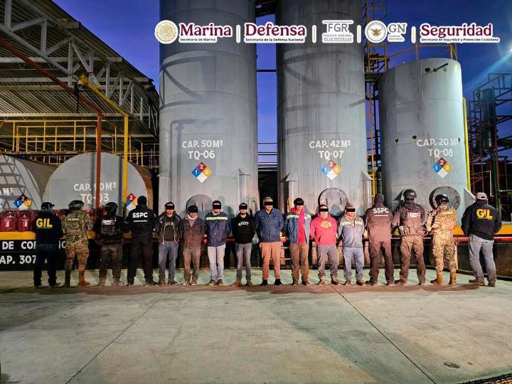 Veracruz: ocho detenidos por venta ilegal de combustible; incautan 250 mil litros