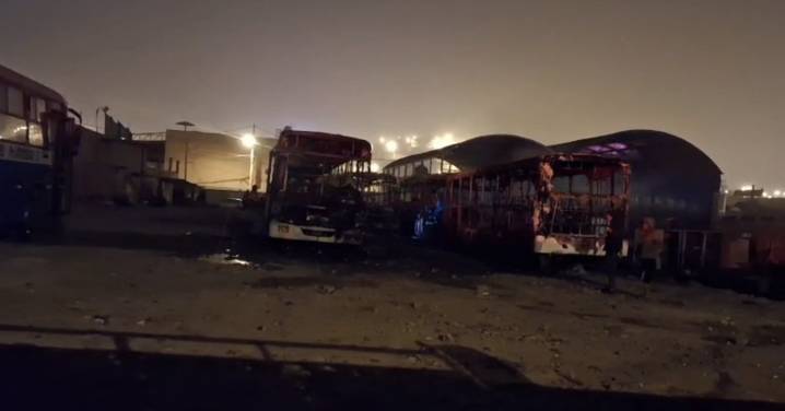 Puente Piedra: Cinco buses quedan totalmente calcinados en patio de maniobras