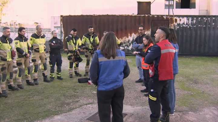 Los bomberos de Badajoz se forman para atender conductas suicidas More