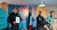 Reconocen a policías que auxiliaron a personas lesionadas afuera de la Clínica 8