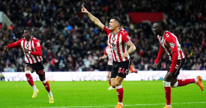 Sunderland moves into fourth place after home draw with Everton