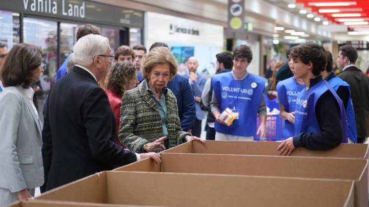 La reina Sofía visita un supermercado para dar arranque a la recogida anual de alimentos
