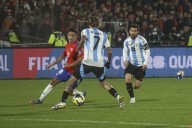 Nutricionista de la selección argentina aconseja a futbolistas chilenos y advierte riesgos de consumir comida “chatarra” y alcohol