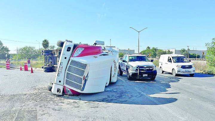 Accidente vial: Tráiler volcado en Puente Internacional Pharr