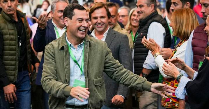 Los puentes de Juanma Moreno entre tatuajes, su libro y la incógnita de los cambios en la dirección del PP