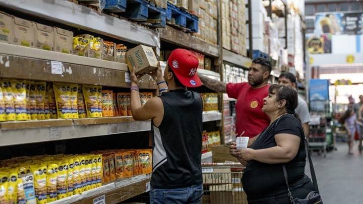 El consumo sigue cayendo: las crudas cifras de compras en supermercados y mayoristas durante septiembre