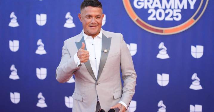 CA7RIEL & Paco Amoroso tienen un debut espectacular en la Premiere del Latin Grammy
