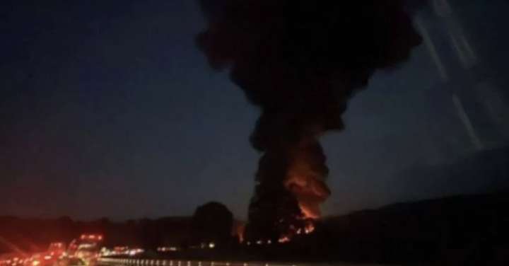 Pipa vuelca y explota en la carretera México-Puebla; equipos de emergencia atienden el siniestro