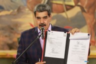 Maduro al promulgar Ley de Defensa: Comandos deben estar preparados para la lucha armada