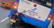 La moto quedó "clavada" detrás de una buseta en avenida de Manizales