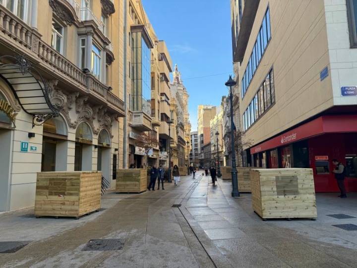 Comienzan los trabajos para instalar la nueva y espectacular iluminación navideña de la Calle Ancha, que este año se prolonga hasta la calle del Tinte El alcalde Manuel Serrano destaca que “esta ilumi