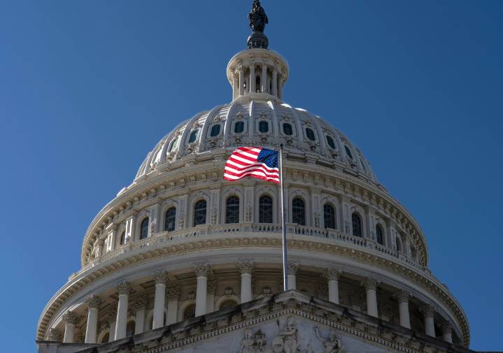 Los 8 demócratas que votaron para reabrir el gobierno y desataron molestia en su partido