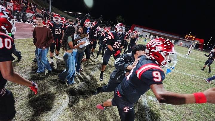 With late two-point conversion, Palm Springs edges Hart 22