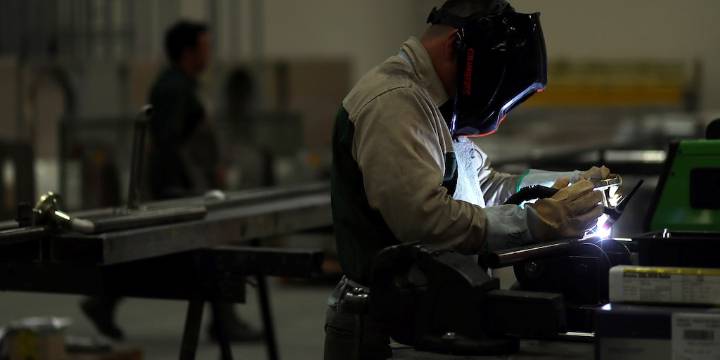 La UOM cerró una paritaria semestral con aumentos porcentuales y sumas fijas que llegarán hasta marzo de 2026