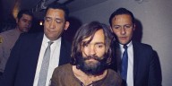 El oscuro legado de Charles Manson: biografía, crímenes, obsesiones y los enigmas que lo acompañaron hasta el final